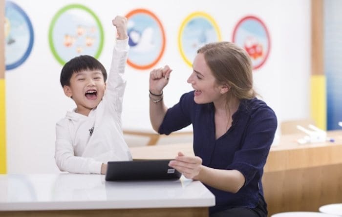 Tạo thói quen học tiếng Anh cho bé sớm sẽ giúp bé phát triển tư duy tốt